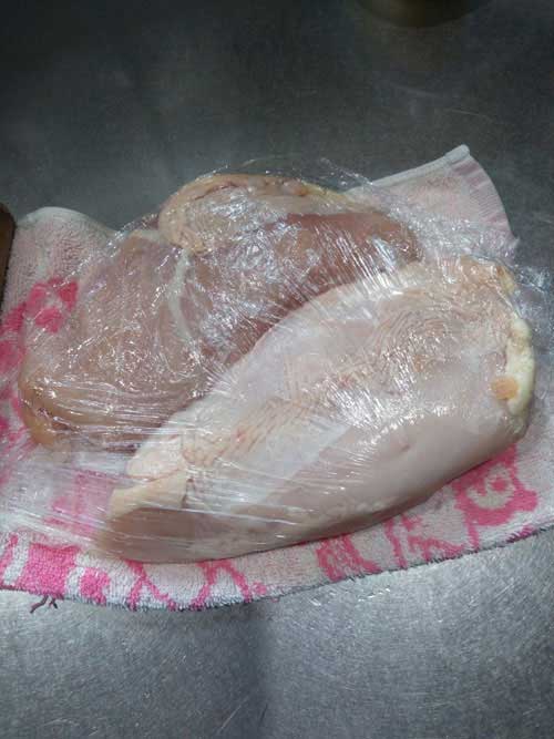 鶏むね肉をラップで包む